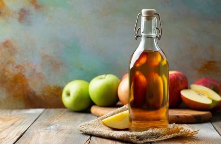 apple vingerar in a glass bottle