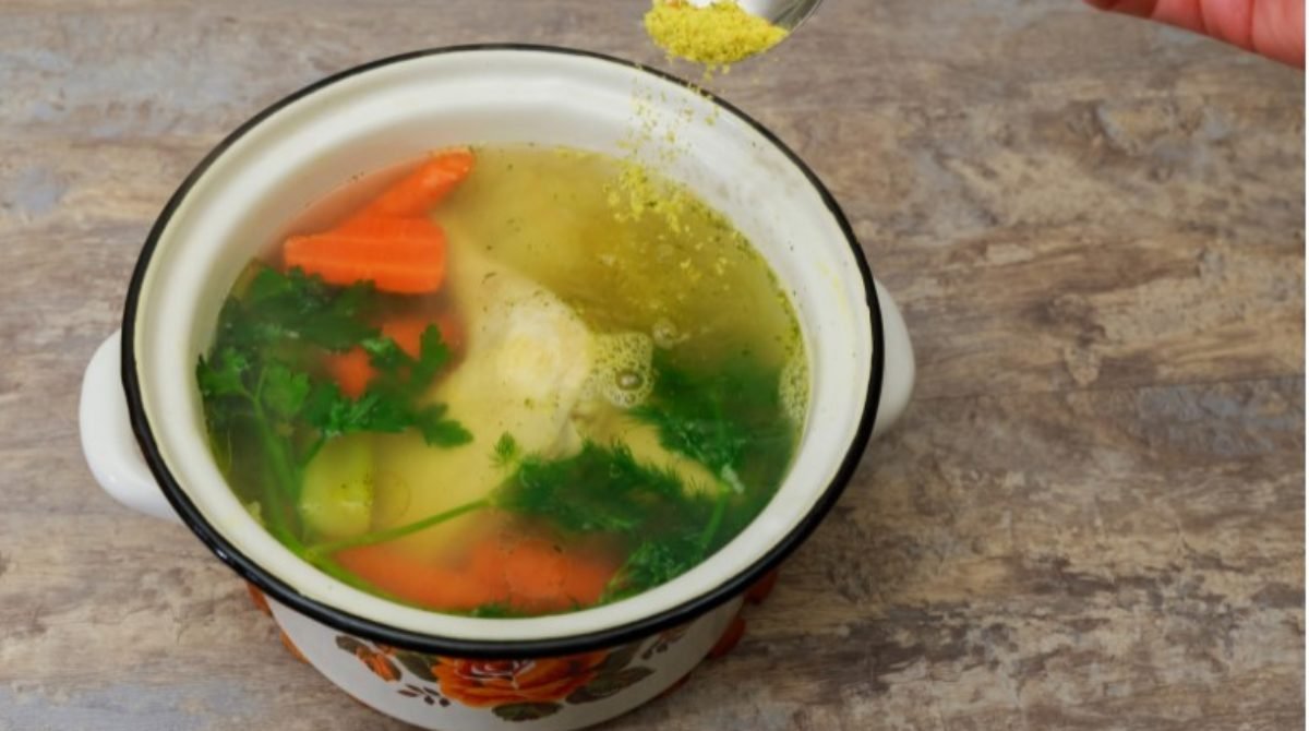 9 Chicken Broth Substitutes For Meat Eaters And Vegetarians