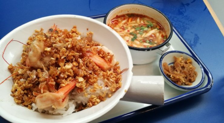 Stir fry garlic pepper prawn and mushroom tomyum soup