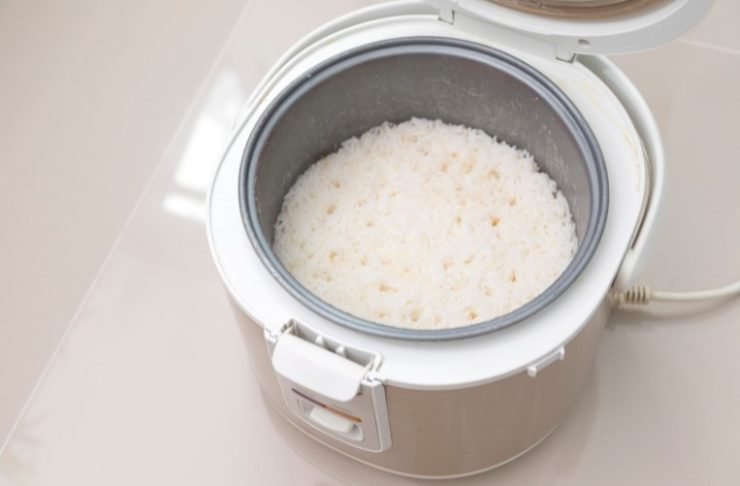 Stream rice in electric rice cooker.