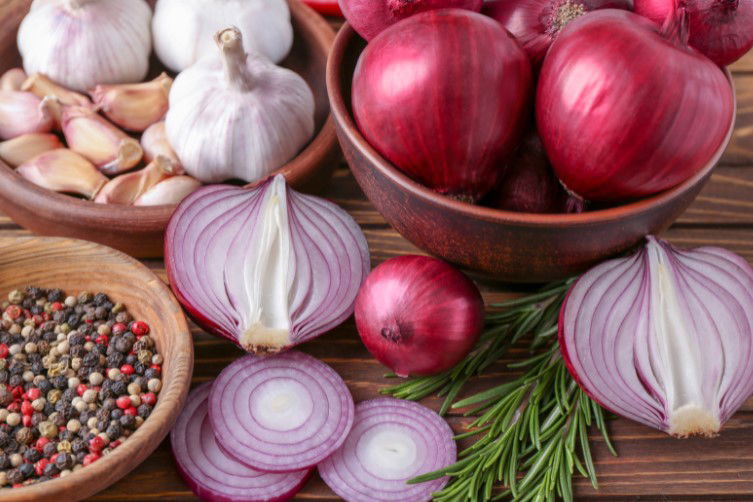 7 Best Red Onion Substitutes & When To Use Them