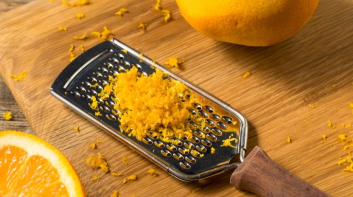 6 Of The Best Orange Zest Substitutes + When And How To Use Them
