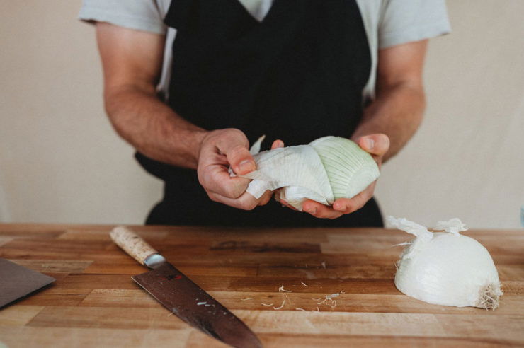 how to peel an onion