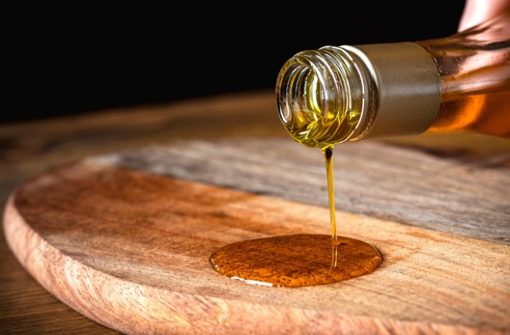 Soaking a wooden cutting board with linseed oil.