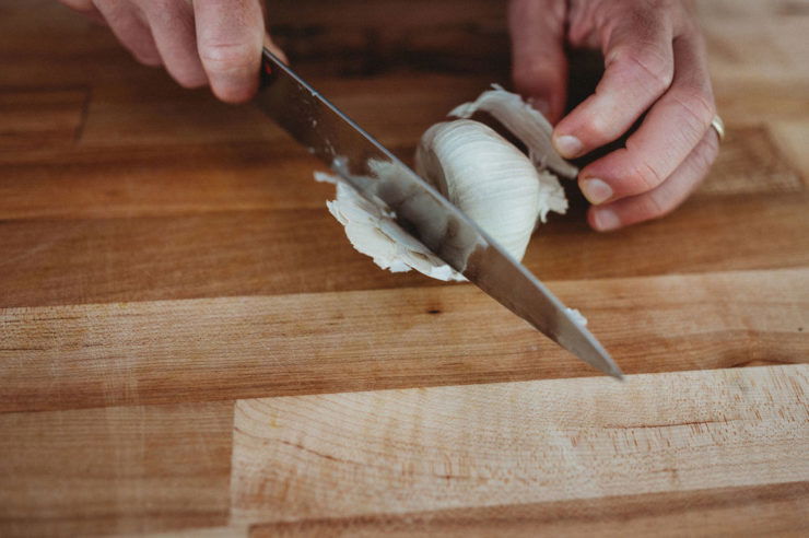 removing root from garlic