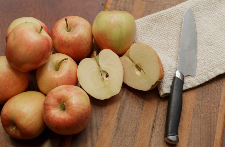 how to cut an apple