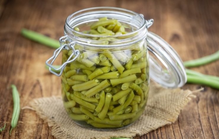 green beans in a jar