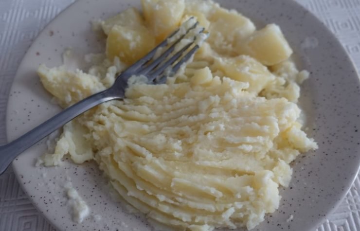 Mashed potatoes cooked in milk and mashed with a fork