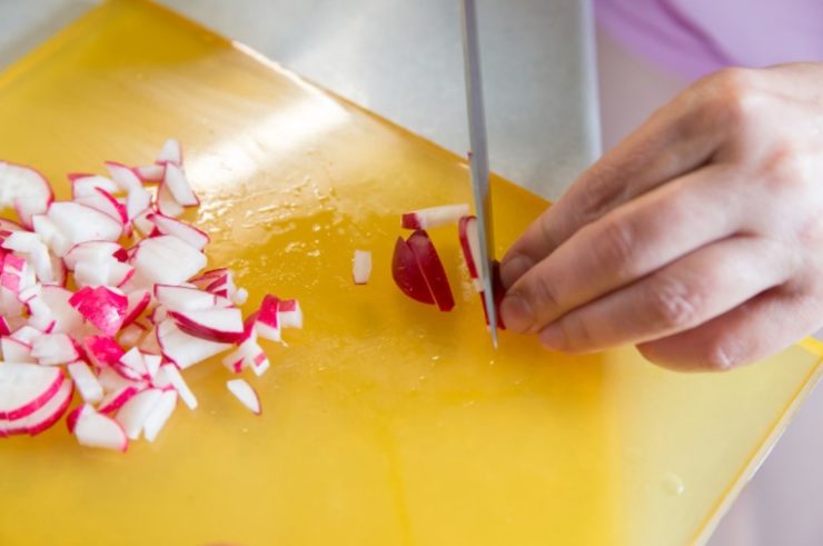 how to cut a radish