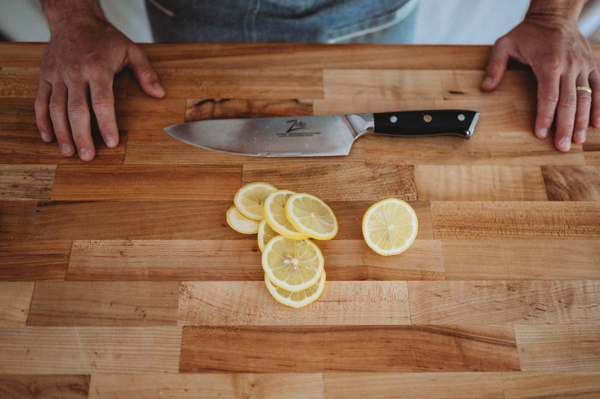 round slices of lemon