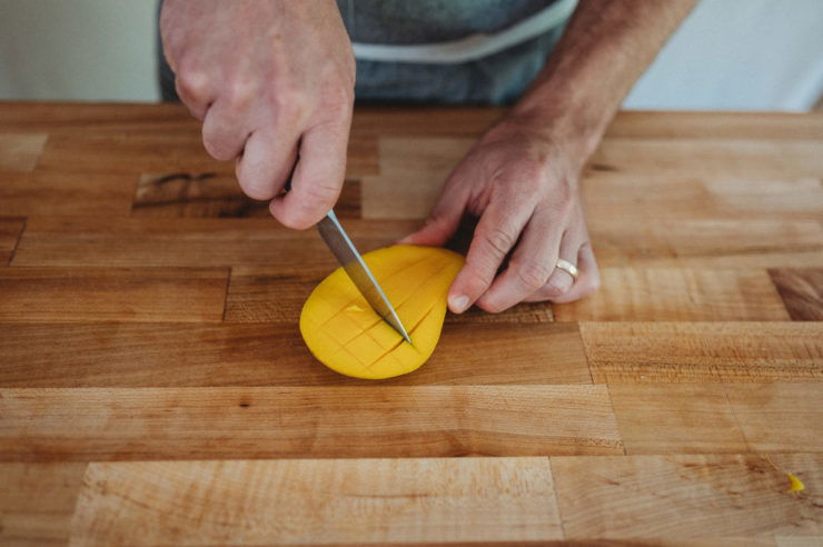 cutting mango horizontaly