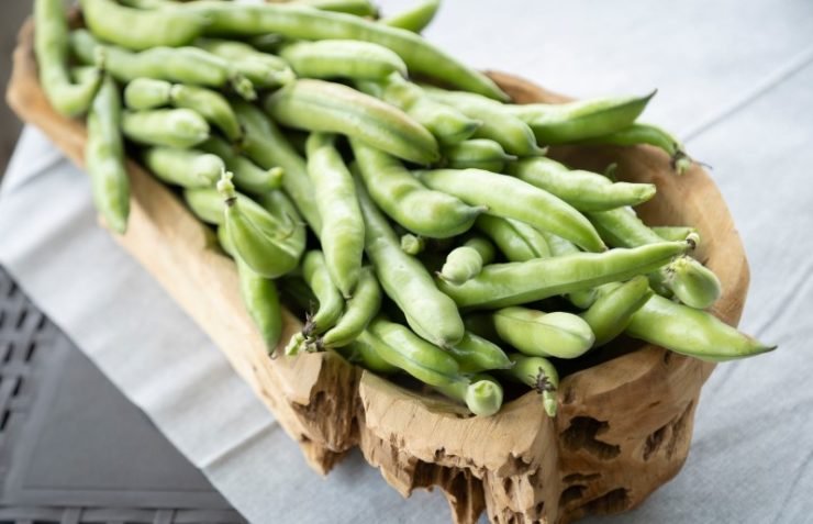 green beans in a wooden bowl