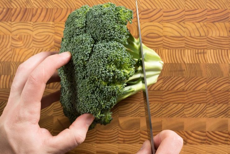 Cutting broccoli