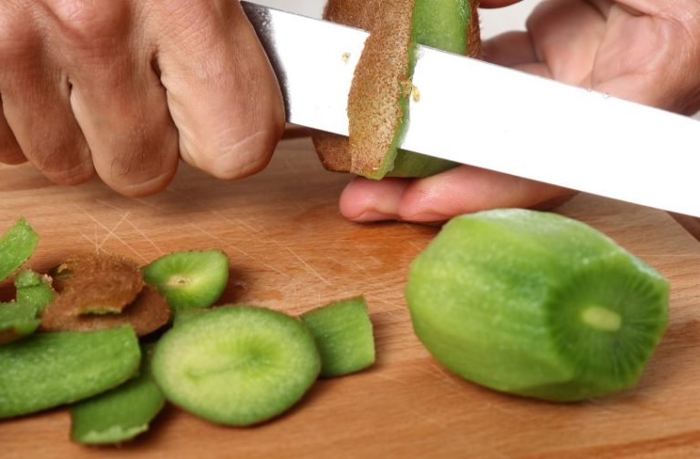 3 Ways To Peel A Kiwi Fast Easy   Peel Kiwi 768x504 